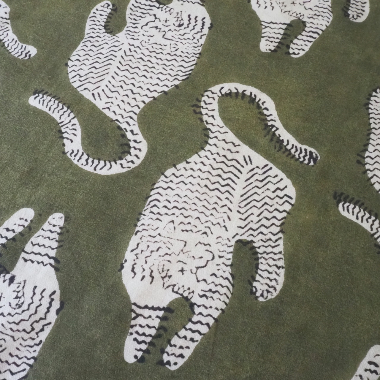ブロックプリント生地【50cm単位】インド綿 アニマル柄<Tiger> カーキ×生成り #35710-KH1【再入荷】