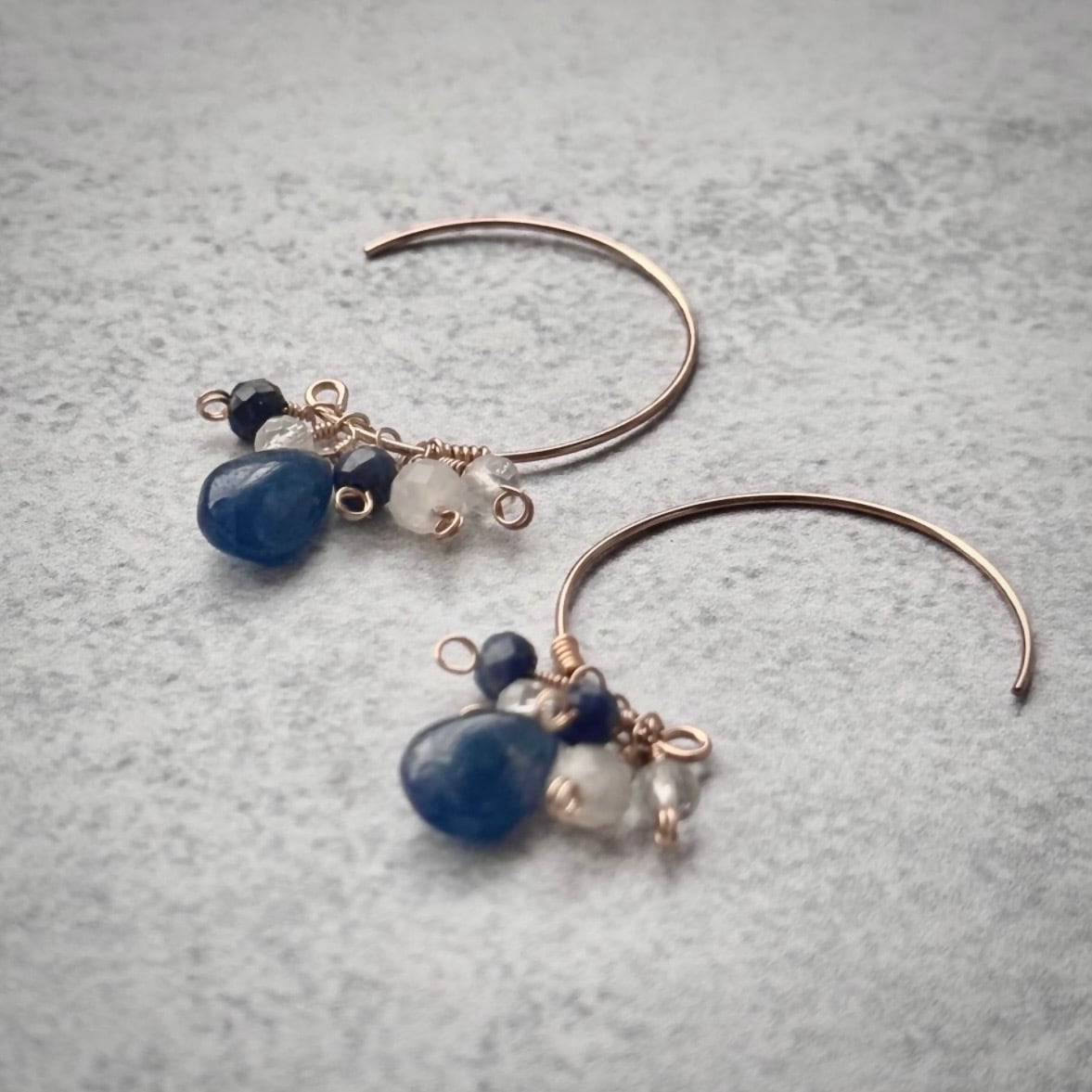 ブルーサファイアと小さな天然石 14kgf 繊細フープフックピアス