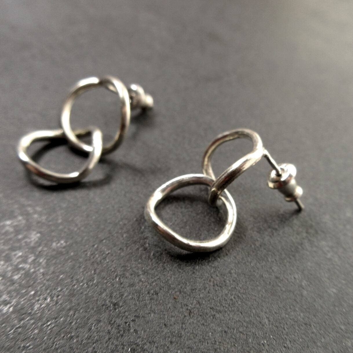 ねじりが生む静かな陰影|輪っかのシルバーフープピアス (No.5028)