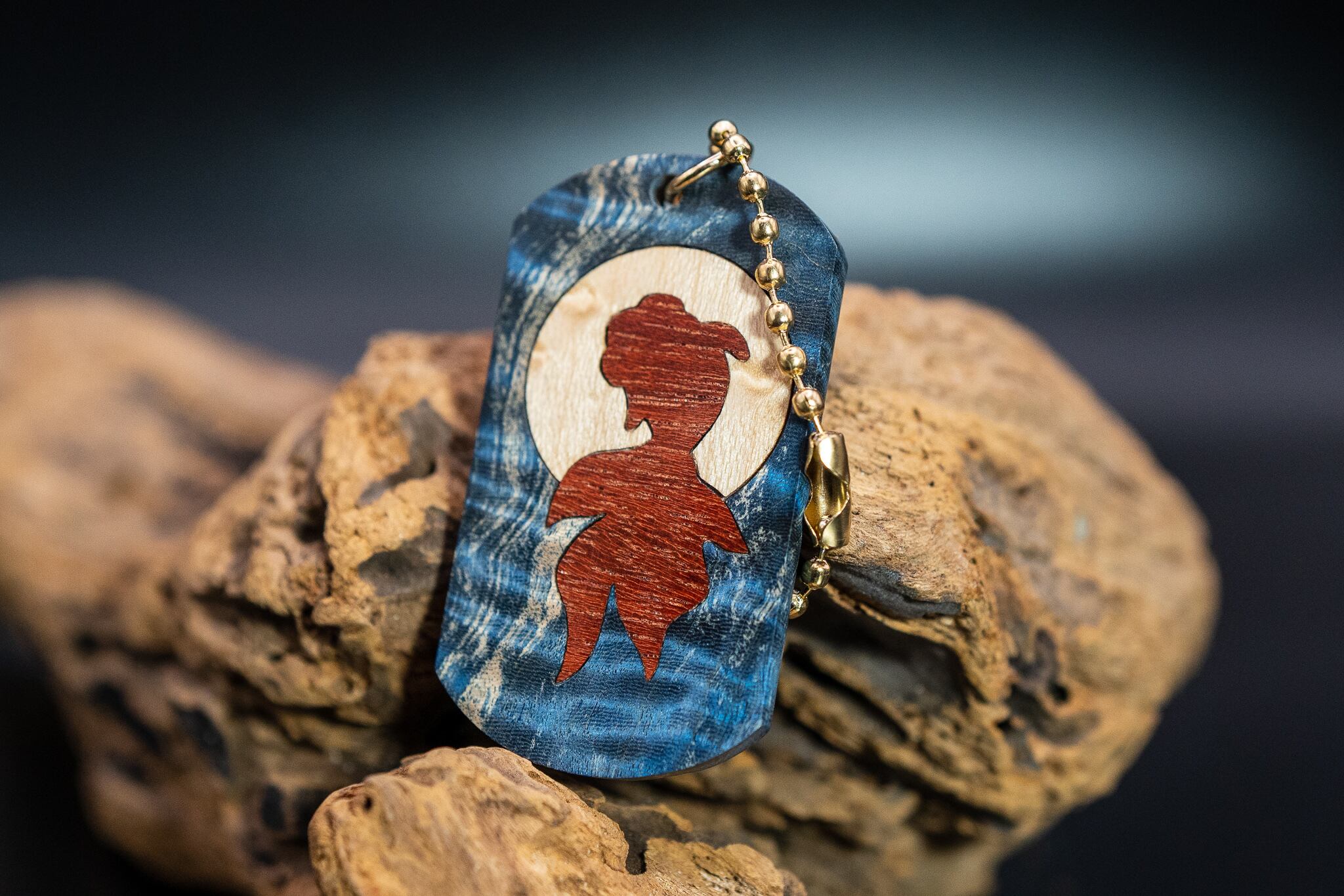 【行雲流水】スタビライズウッド 楓 ドッグタグ 象嵌 星空を泳ぐ金魚