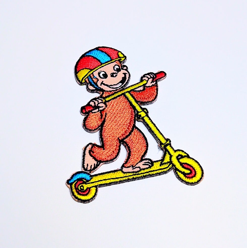 送料無料！ ★刺繍アイロンワッペン★【 おさるのジョージ （キックボード） 】）】 〚アメリカン雑貨 アメトイ〛