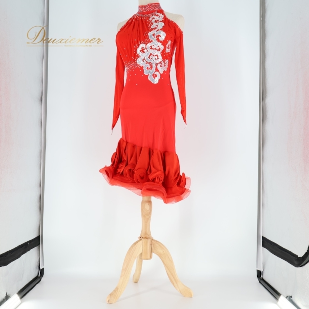 社交ダンス 衣装 ラテン ドレス ワンピース 赤 フリル デモ 競技 ダンス パーティ 発表会 パーティドレス 長袖 リボン かわいい レッド系 スパンコール ドレススタイル ラテンスタイル おしゃれ ダンスウェア パーティー用 キュート コスチューム フォーマル ドレッシー レディース
