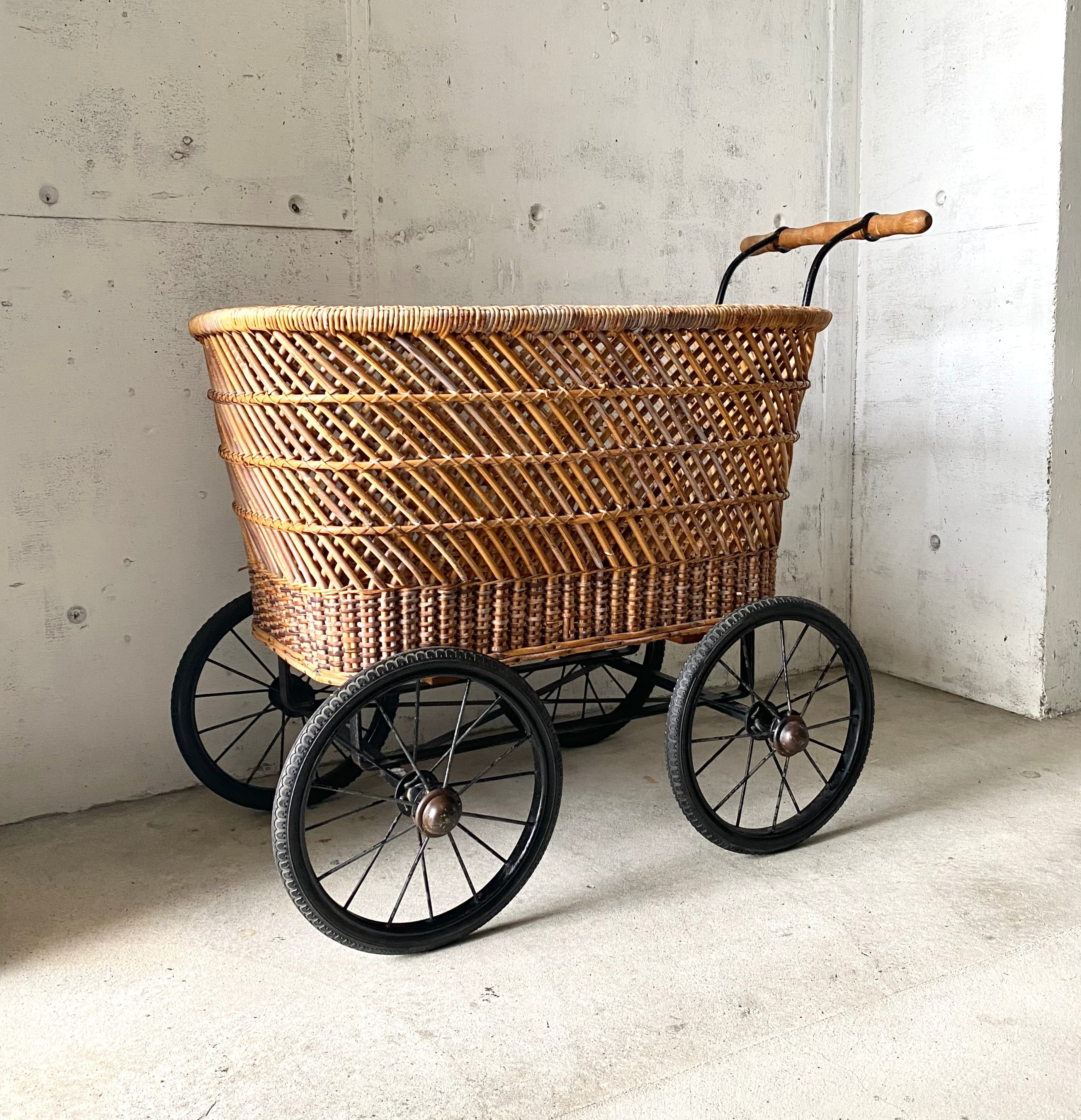 りんりん　シャビーシック　乳母車　花籠　店舗什器　ヴィンテージ　古道具 シャビー乳母車[古家具] | giraffes craft
