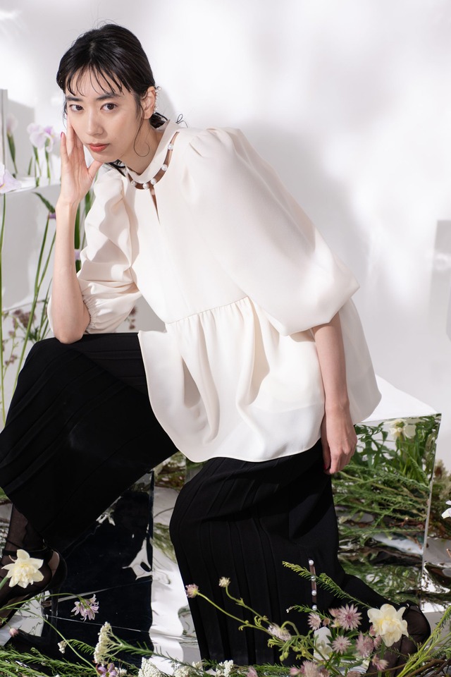 Neck Pearl Blouse　OFF WHITE