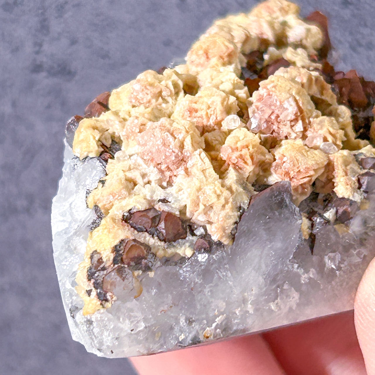 ヘマタイトクォーツ(ドロマイト&パイライト共生)