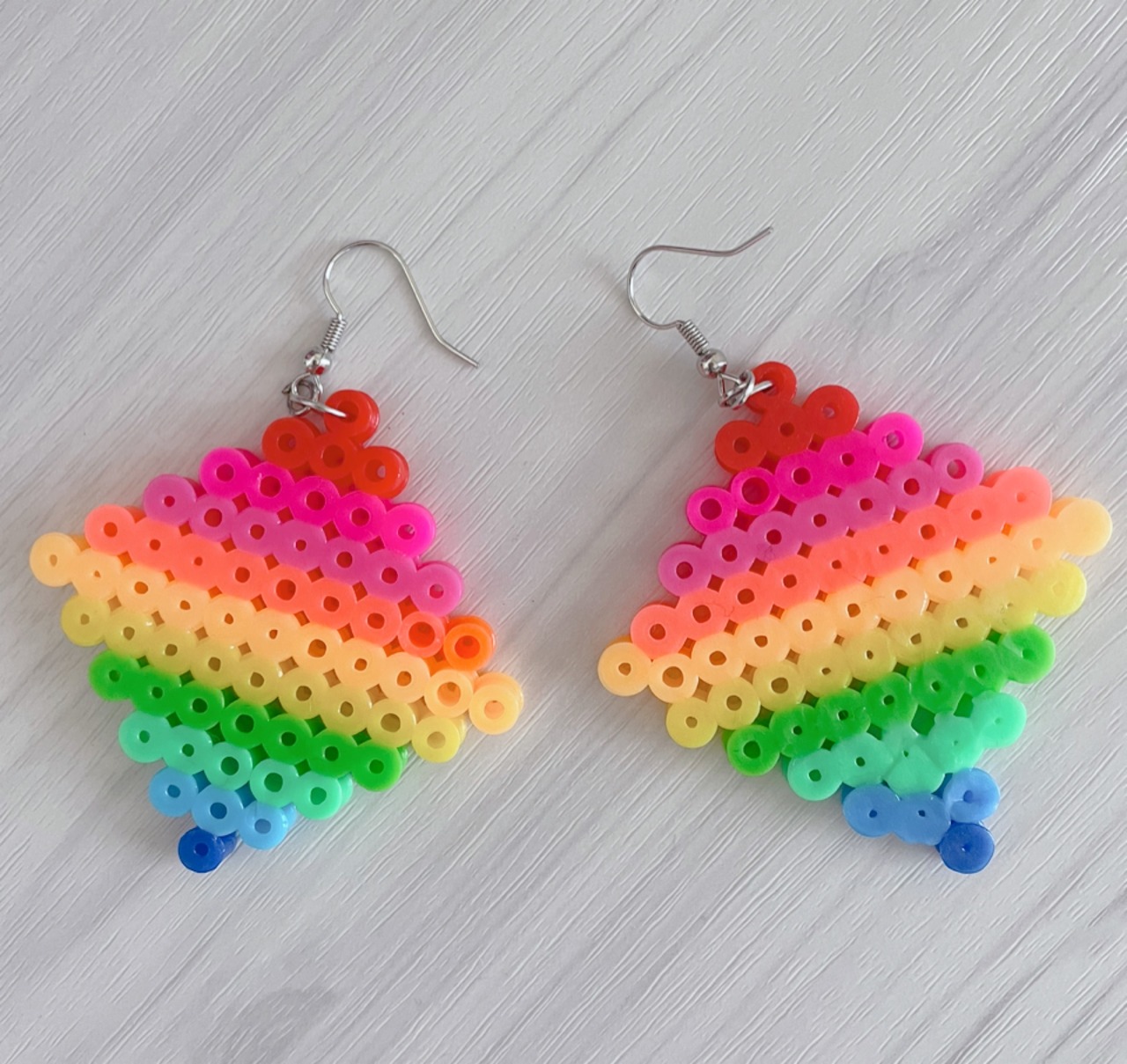 レインボーピアス ハンドメイド アイロンビーズ | ⭐︎smile7⭐︎ 