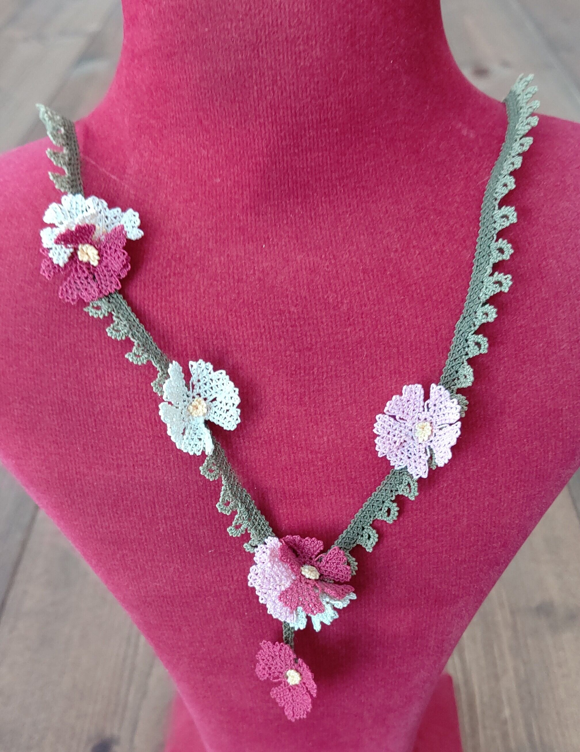 トルコ伝統の手編みレース シルクイーネオヤのネックレス (イヌ ...