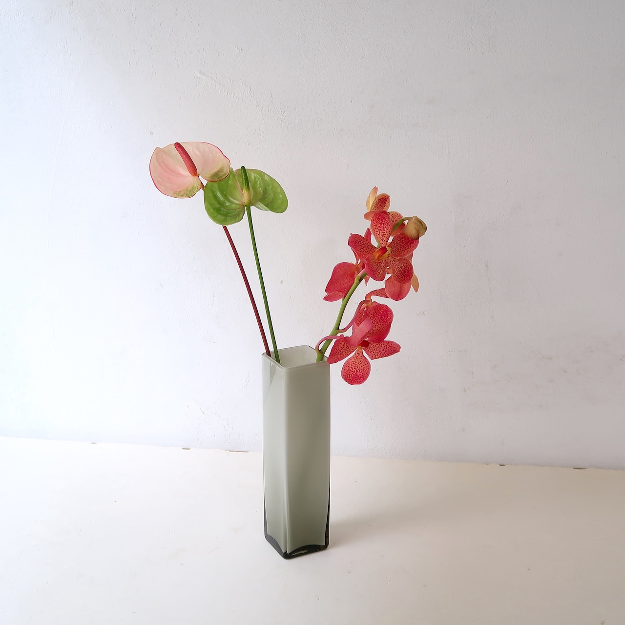 ライトグレーのスクエア花瓶