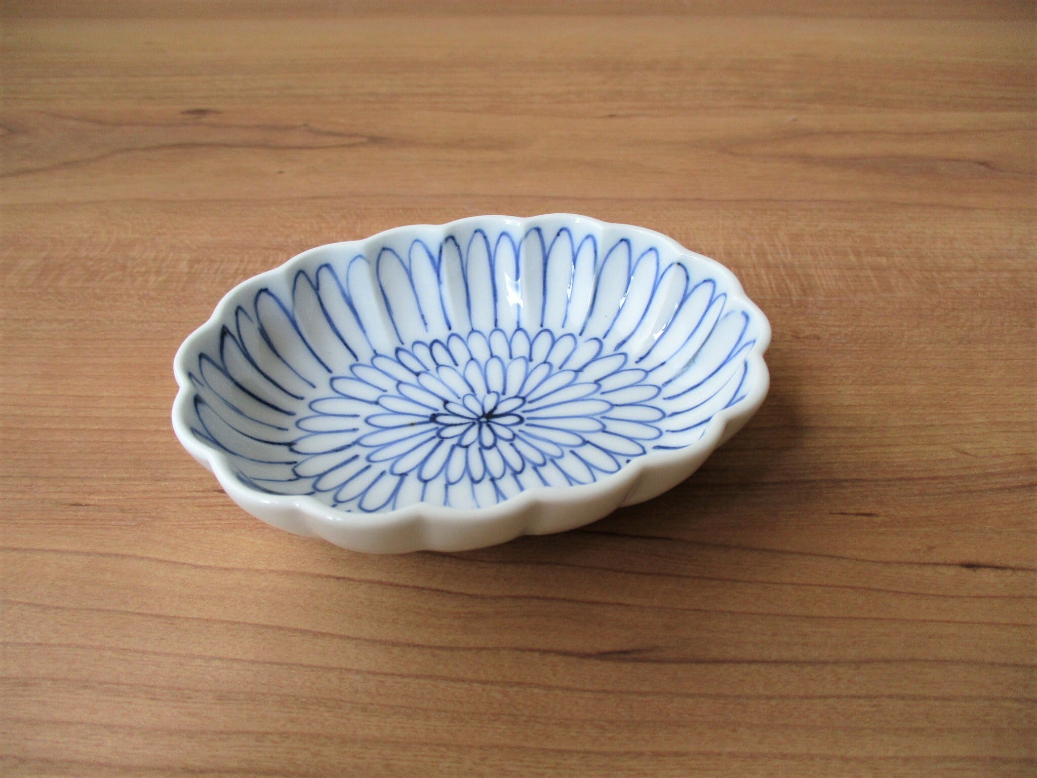 菊（赤）菊形小判豆鉢【有田焼】 | 有田焼や心器