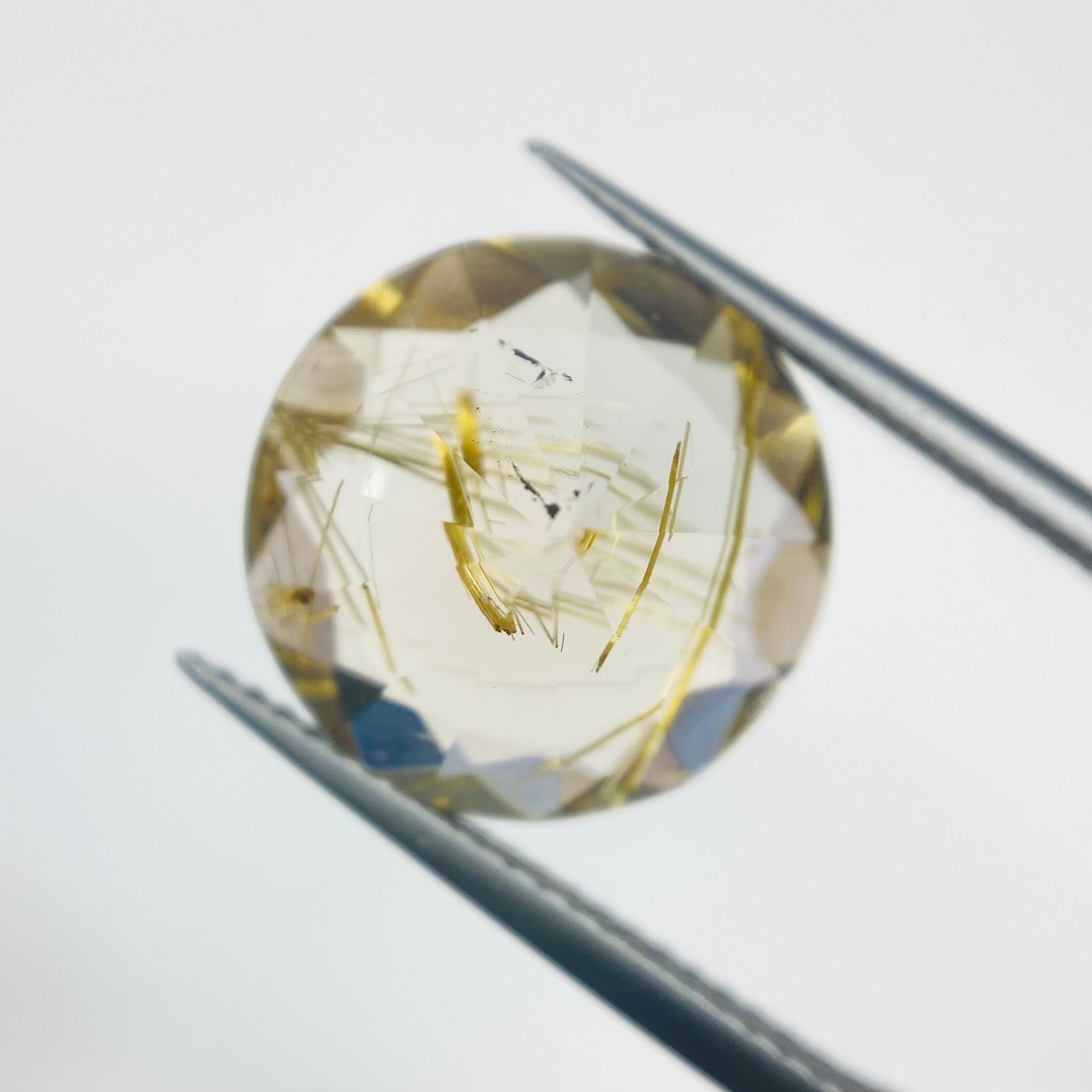 繊細かつ大胆なルチルクオーツ