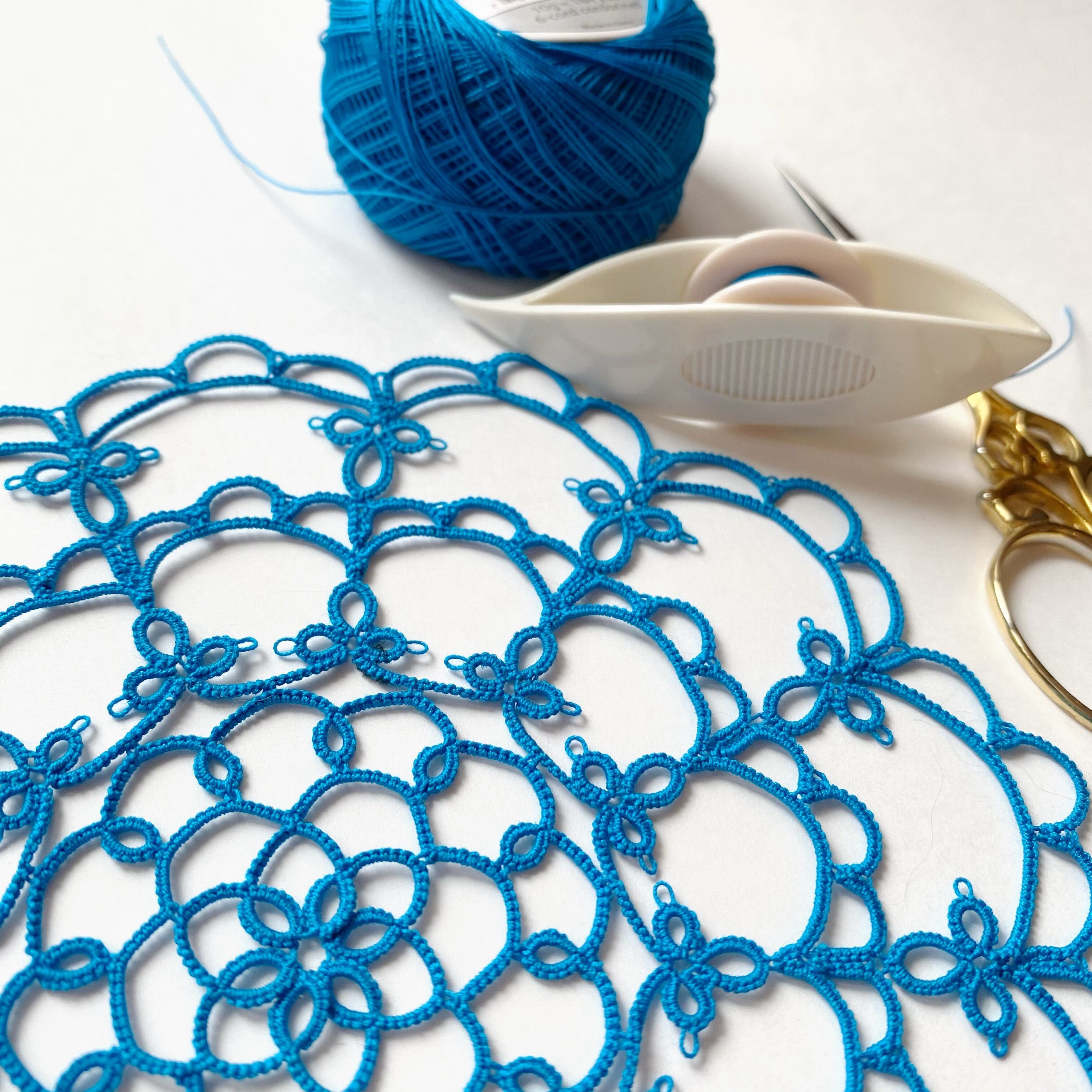 アンティークフランス 矢車菊と麦のエンブロイダリー 縮緬風生地スカラップドイリー アンティークフランス 矢車菊と麦のエンブロイダリー 縮緬風生地