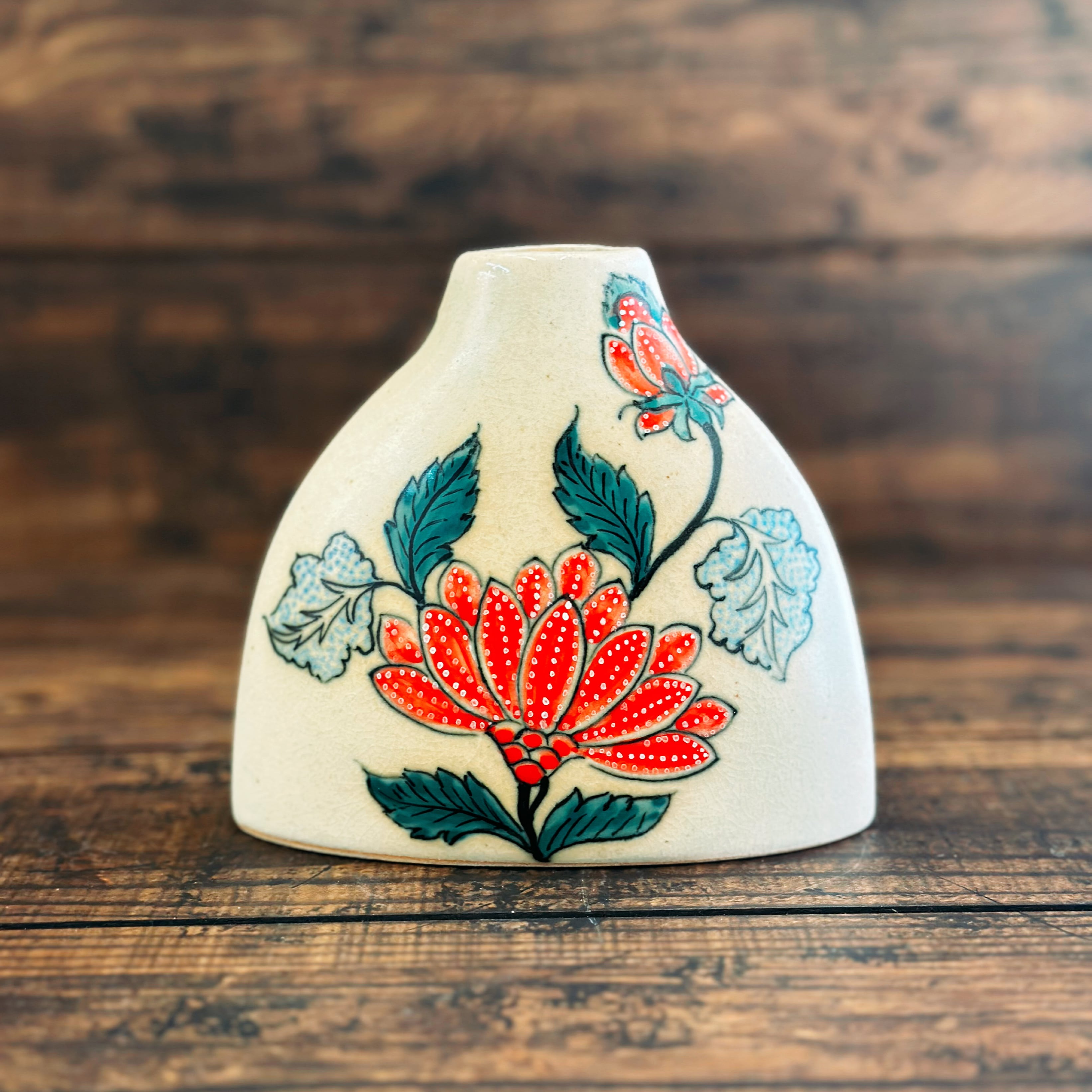 ベトナムのバッチャン焼き 赤い花絵の平らな花瓶 | tazukka（タズッカ
