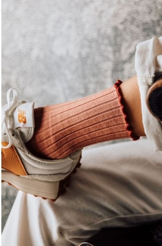 即納【Collegien】コレジアン　Delphine Lettuce Trim Ribbed Socks - Raisin Rose