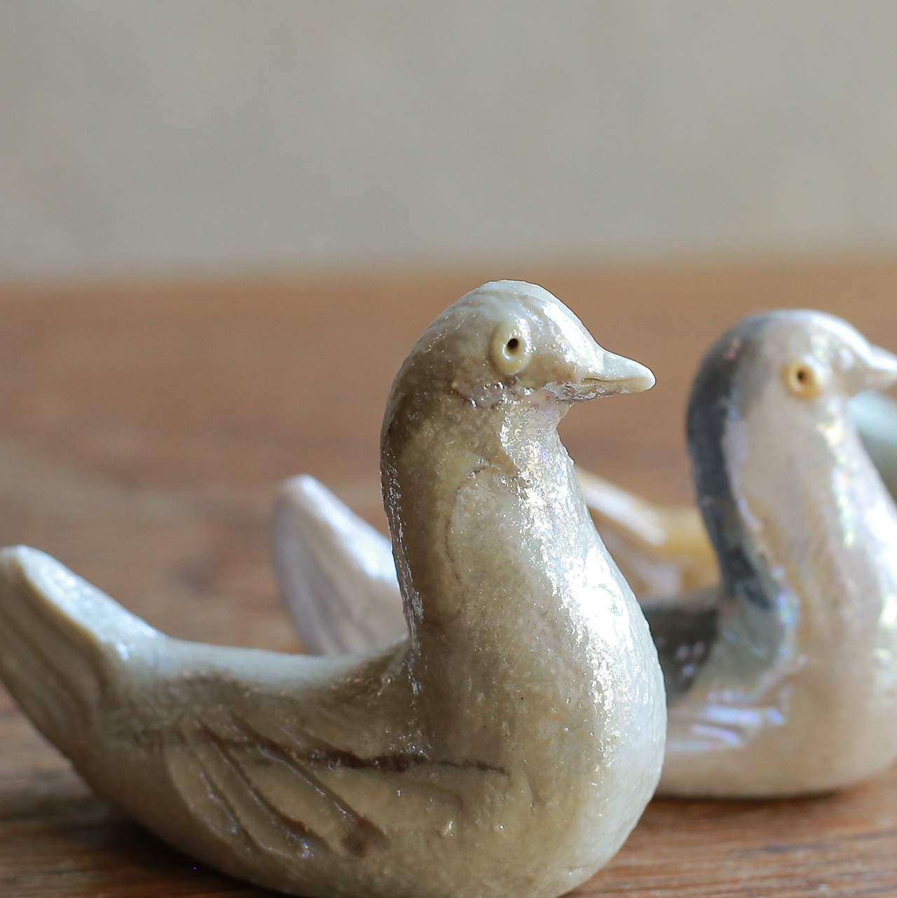 色とりどりの水鳥が集う、陶器の箸置き
