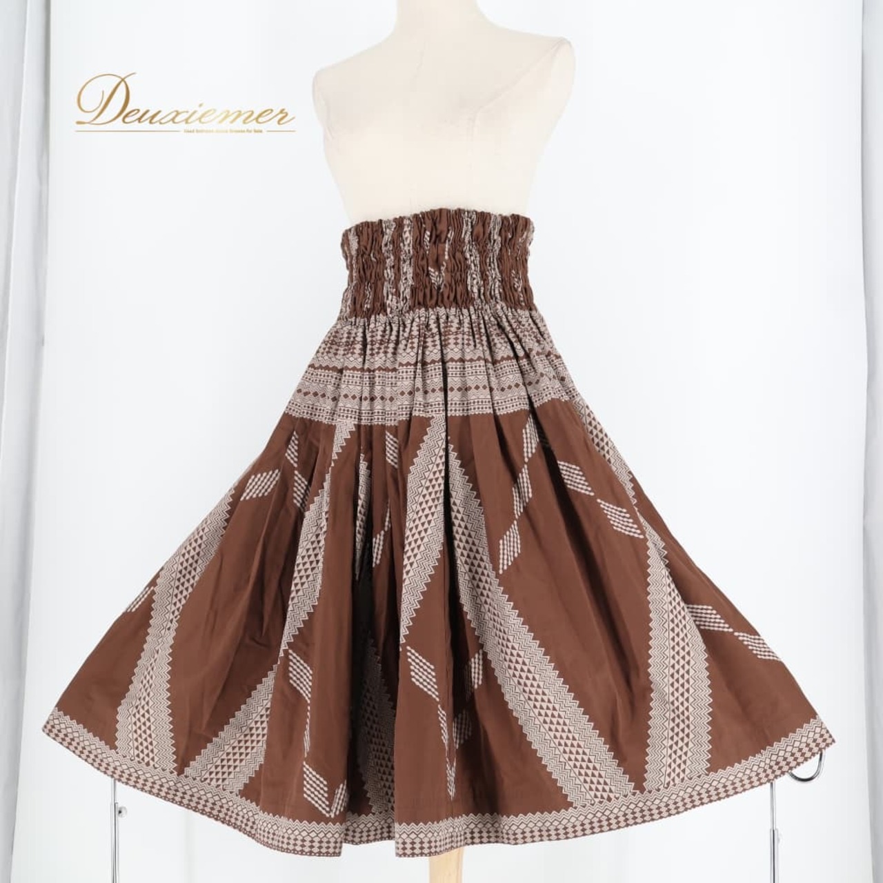 フラダンス 衣装 パウスカート ブラウン系 カヒコ柄 ハワイアンプリント アロハ フラ ダンス レッスン 練習 ベージュ系 茶 肌色 シングル スカート おしゃれ 上品 大人っぽい ふんわり 軽やか フレア 練習着 レッスン着 茶系 肌色系 ジャガード風 プリント 柄入り フレアシルエット エレガント ハワイアン レッスン用 練習用 ダンス衣装 ウエストゴム スカート丈ミディ アロハ柄 フェミニン ライトブラウン系 ミックス柄 フリンジ風 透け感なし シンプルコーデ 相性抜群