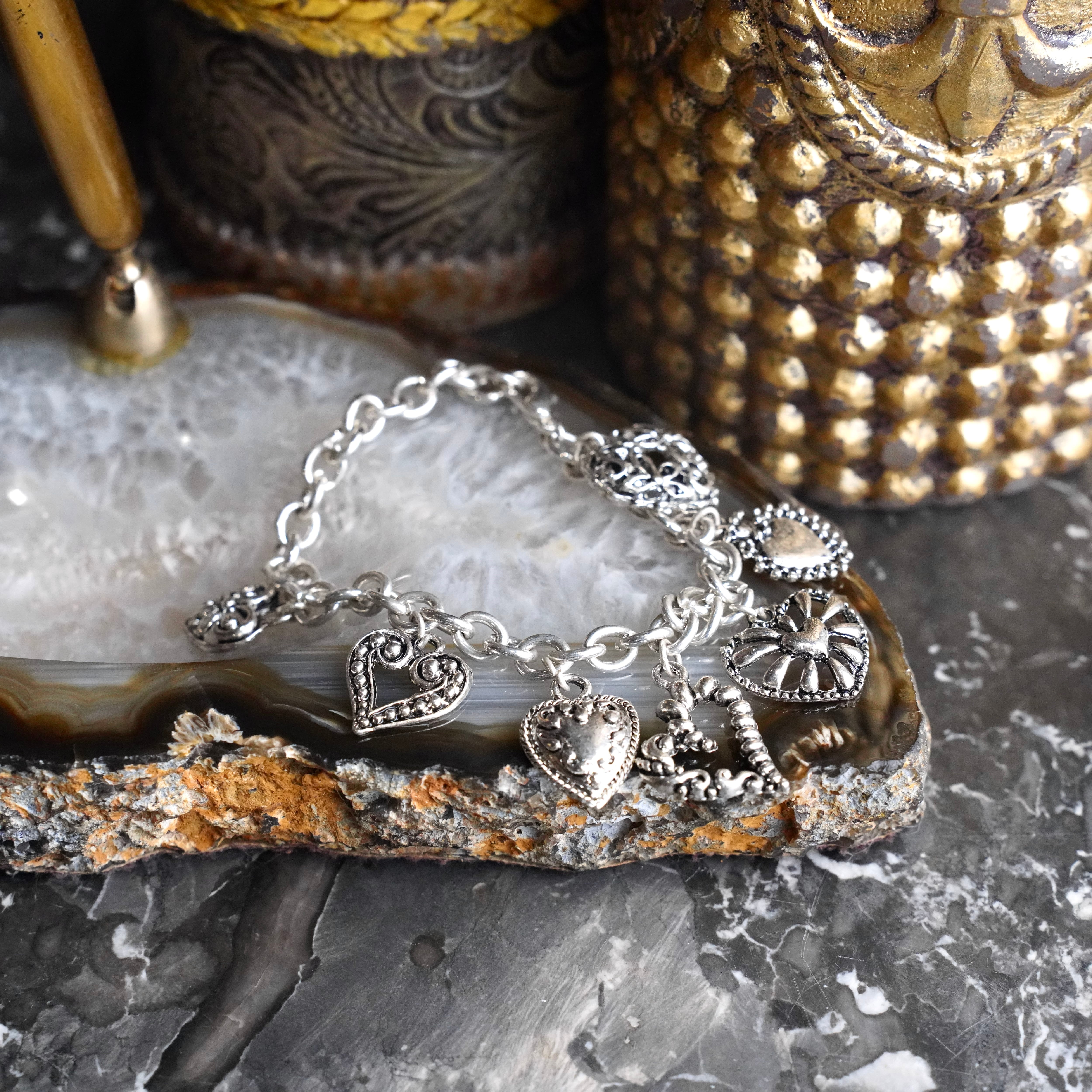 1960年代のヴィンテージブレスレットです。 ハートチャーム付き シルバー USA VINTAGE MULTI HEART CHARM DESIGN BRACELET/アメリカ古着マルチ