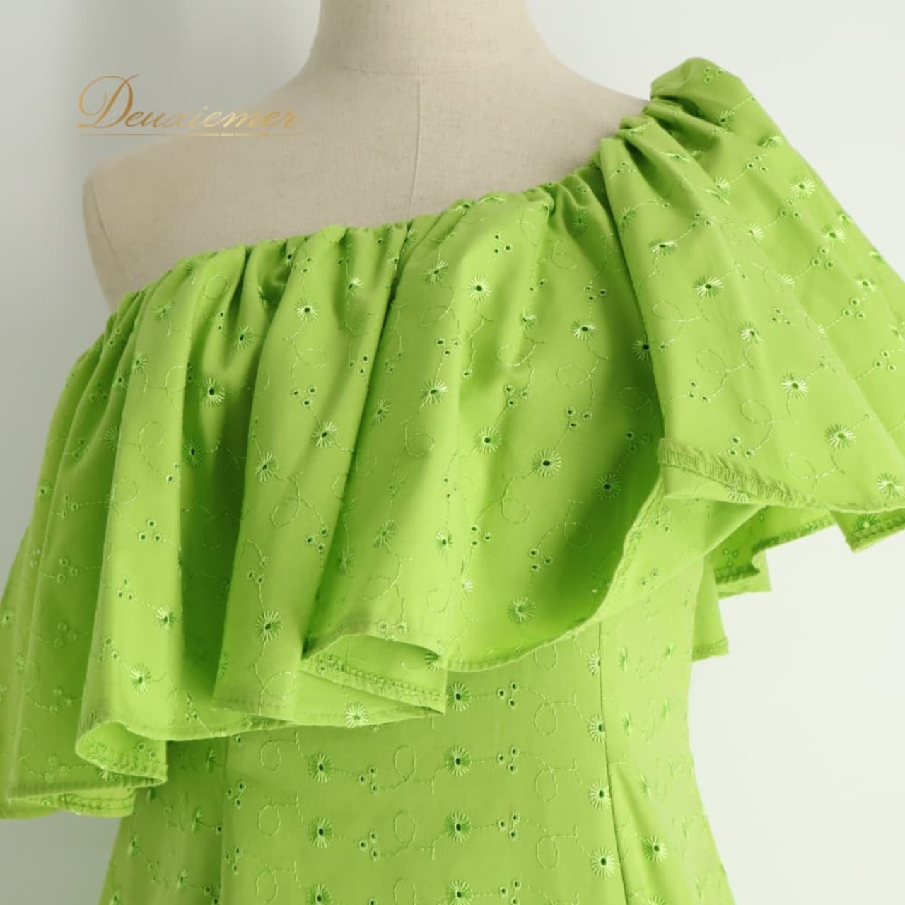 フラダンス 衣装 CC Fashions CCファッション ワンピース ドレス グリーン系 刺繍 ワンショルダー フリル ハワイアン アロハ フラ ダンス レッスン 練習 華やか 鮮やか かわいい おしゃれ 上品 フレアスカート 黄緑 ハワイ製 花柄 ダンス衣装 練習着 レッスンウェア フラワー刺繍 フローラル 花柄刺繍 練習用衣装 レッスンウェアー レッスン着 フラダンスドレス ワンショルダーワンピース フリルワンピース フレアワンピース ミディアム丈 かわいい衣装 上品ドレス 鮮やかカラー