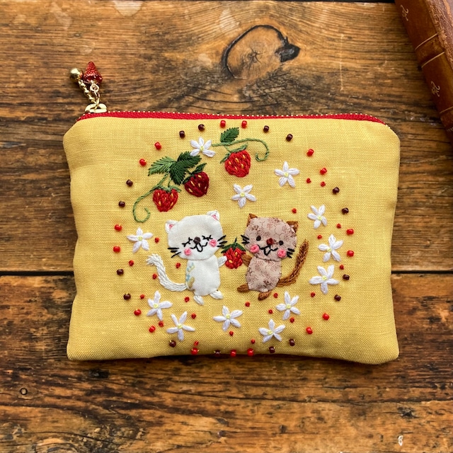 イチゴと猫の刺繍ポーチ　刺繍のカードケース