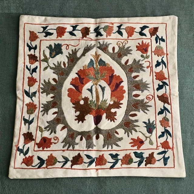 ［ ウズベキスタンからの贈り物 ］スザニ刺繍クッションカバー ダマスクB｜ベージュ 花柄 民族刺繍 雑貨屋