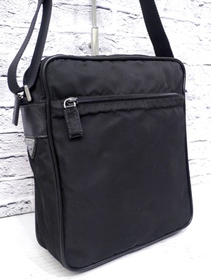 【高級感×機能性】PRADA プラダ タブレット収納可/ユニセックス テスート ナイロン×サフィアーノレザー クロスボディ ショルダー バッグ 黒