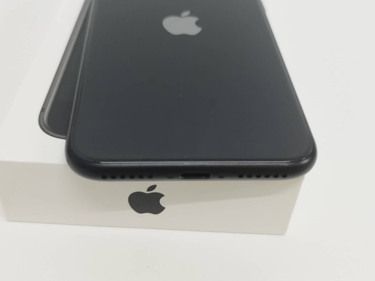 SIMフリー】iPhone SE 第2世代/A2296/64GB/ブラック〈MHGP3J/A