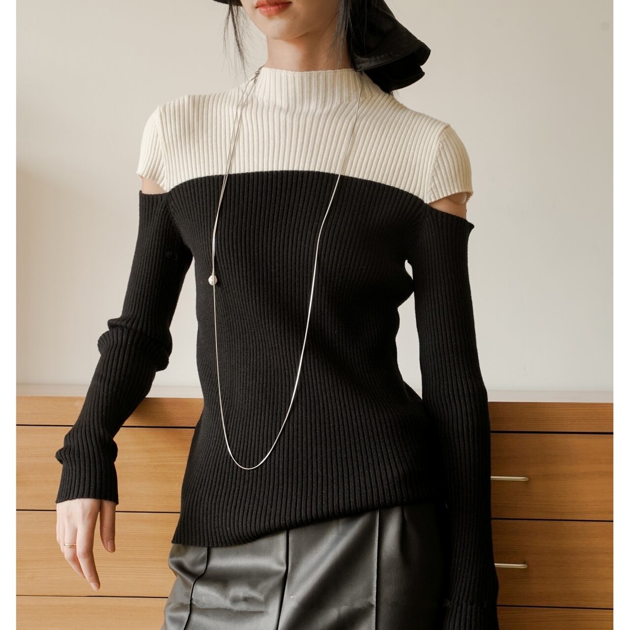 Bicolor Cold Shoulder Knit 00879