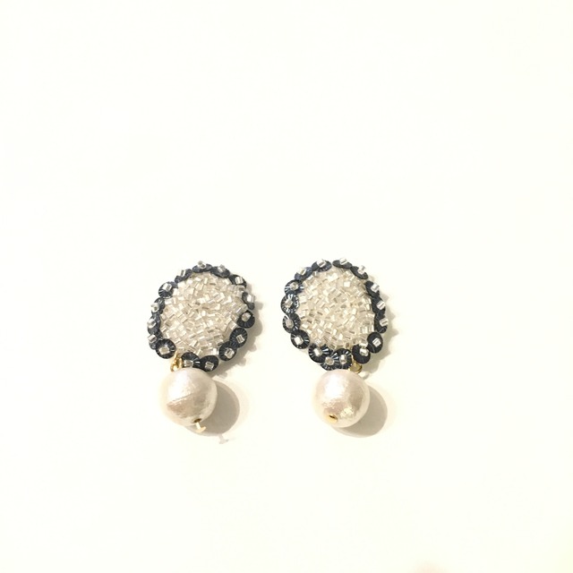 スパンコールとビーズ刺繍のイヤリング