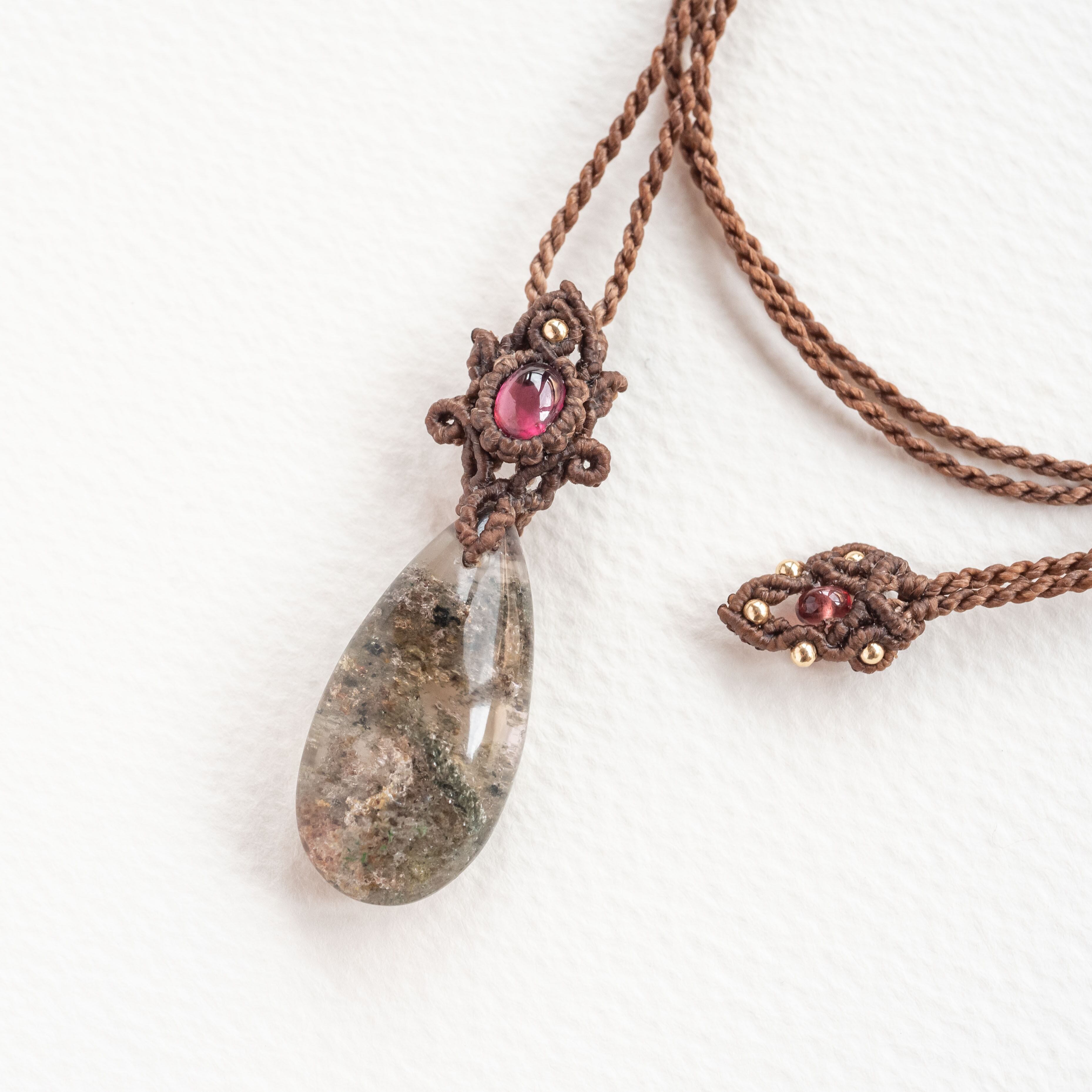 ガーデンクォーツ+ガーネットのマクラメ編み 天然石ネックレス