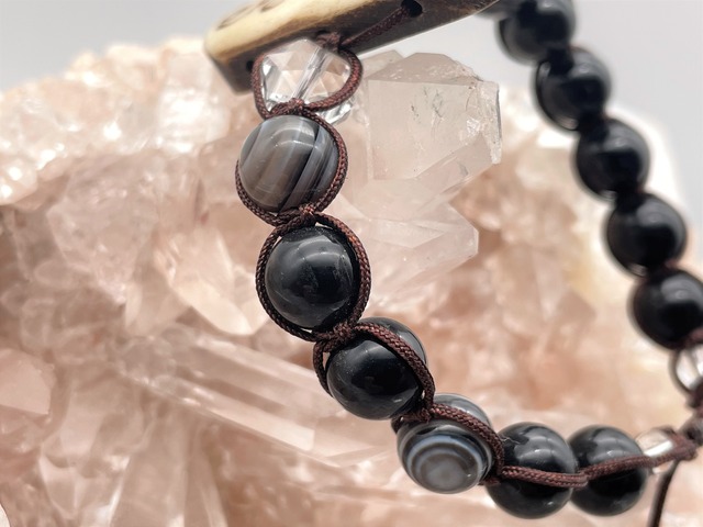 編みブレスレット（ボーン【オンマニ】・水晶【ヒランヤ】・天眼石・天然オニキス・スパイラル水晶（左））