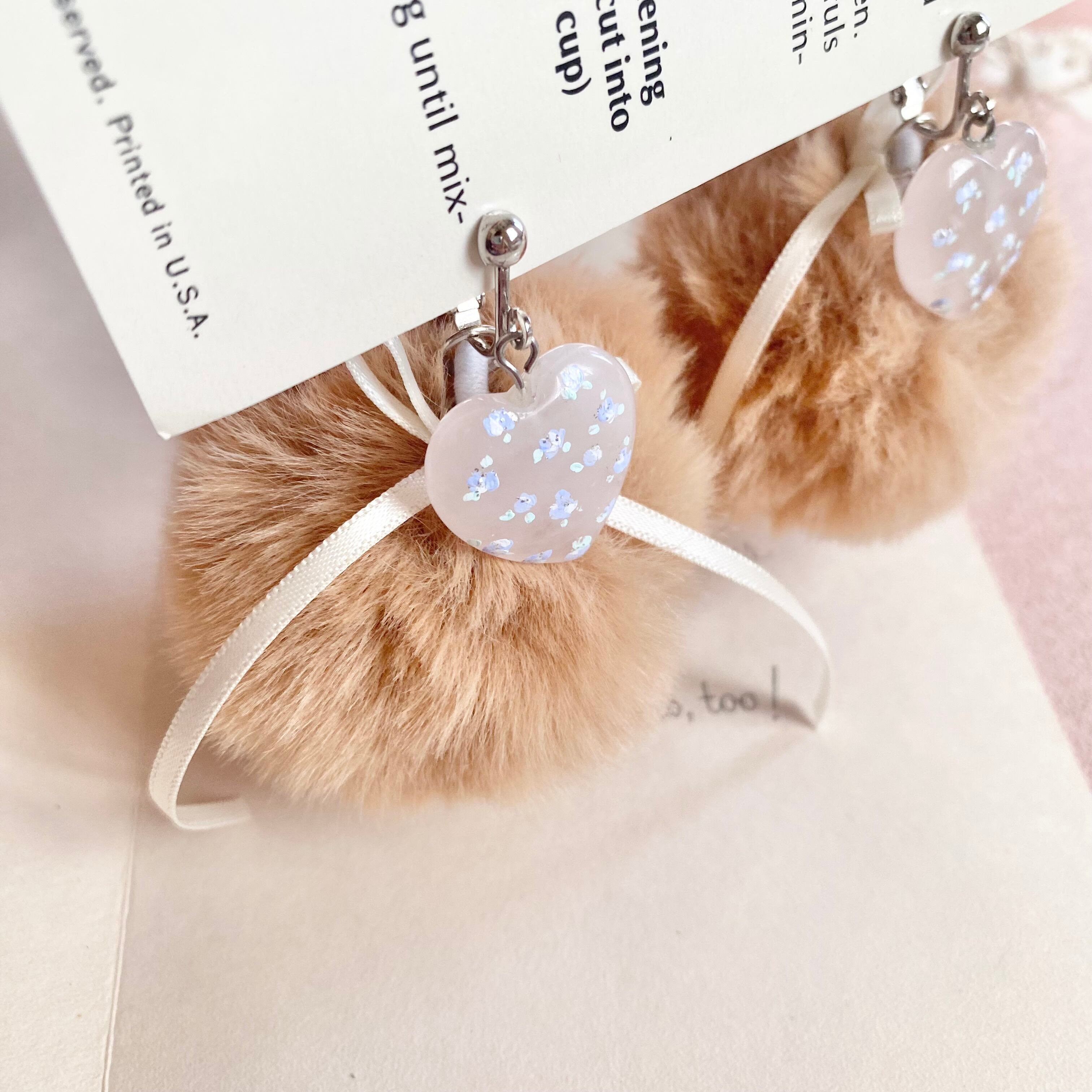 ぽんぽんモカx ブルー小花イヤリング MOKA Pon Pon hand painted earrings