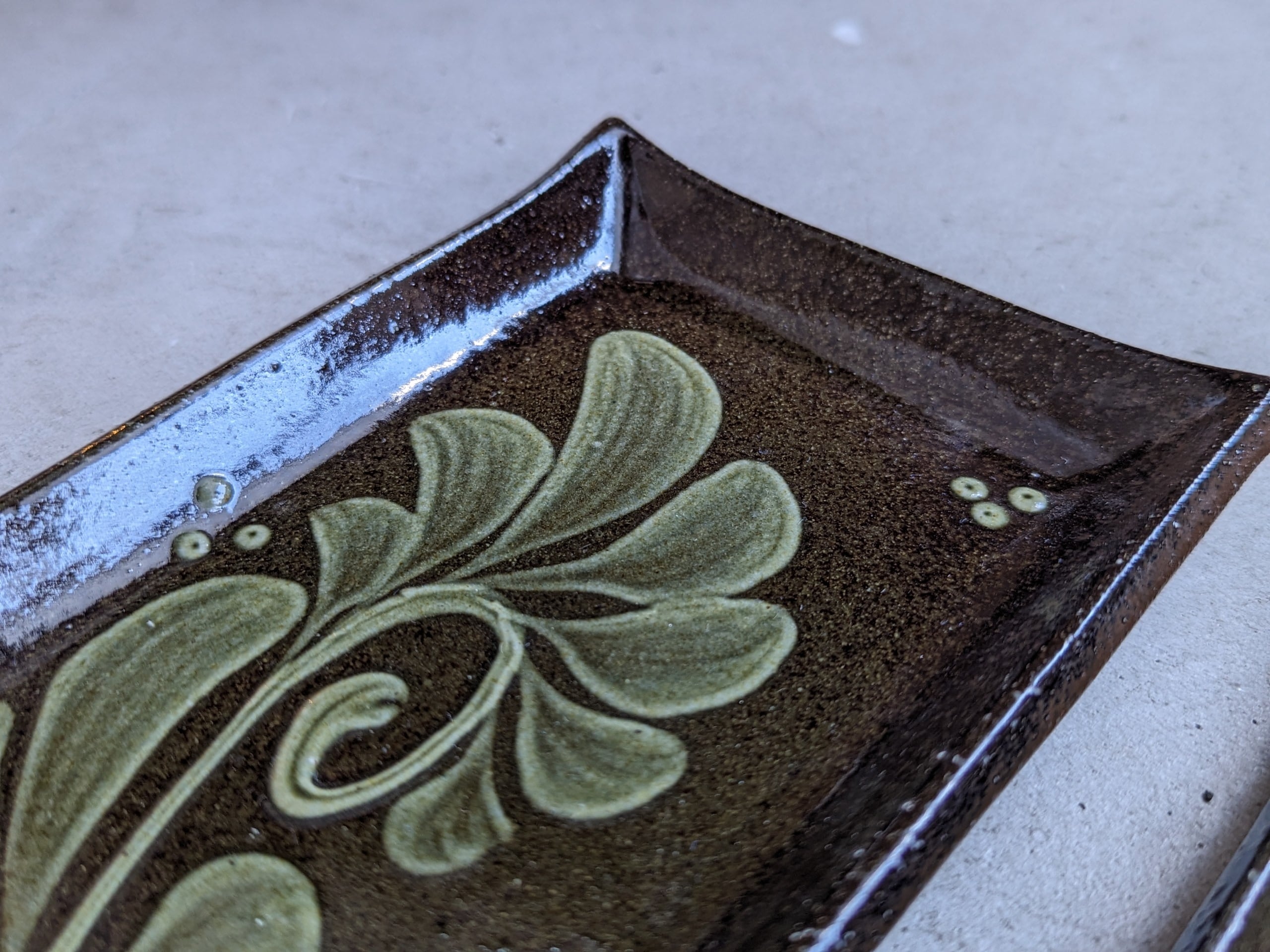 やちむん 長方形皿（イッチンゴス白） | 陶眞窯 | inoya | Basic Life