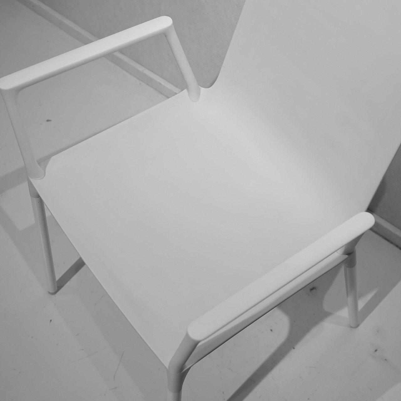 wiesner hager ウィスナーハーガー macao Chair with arms マカオチェア ダイニングチェア アームチェア 椅子 樹脂座面 ホワイト モダン ミニマル