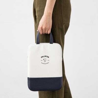 韓国限定 Peanuts Snoopy Grip Tablet Ipad Pouch 2colors ピーナツ スヌーピー タブレット アイパッド ポーチ 持ち手付き ケース 公式 韓国雑貨 Tokki Maeul トッキマウル 韓国雑貨通販サイト