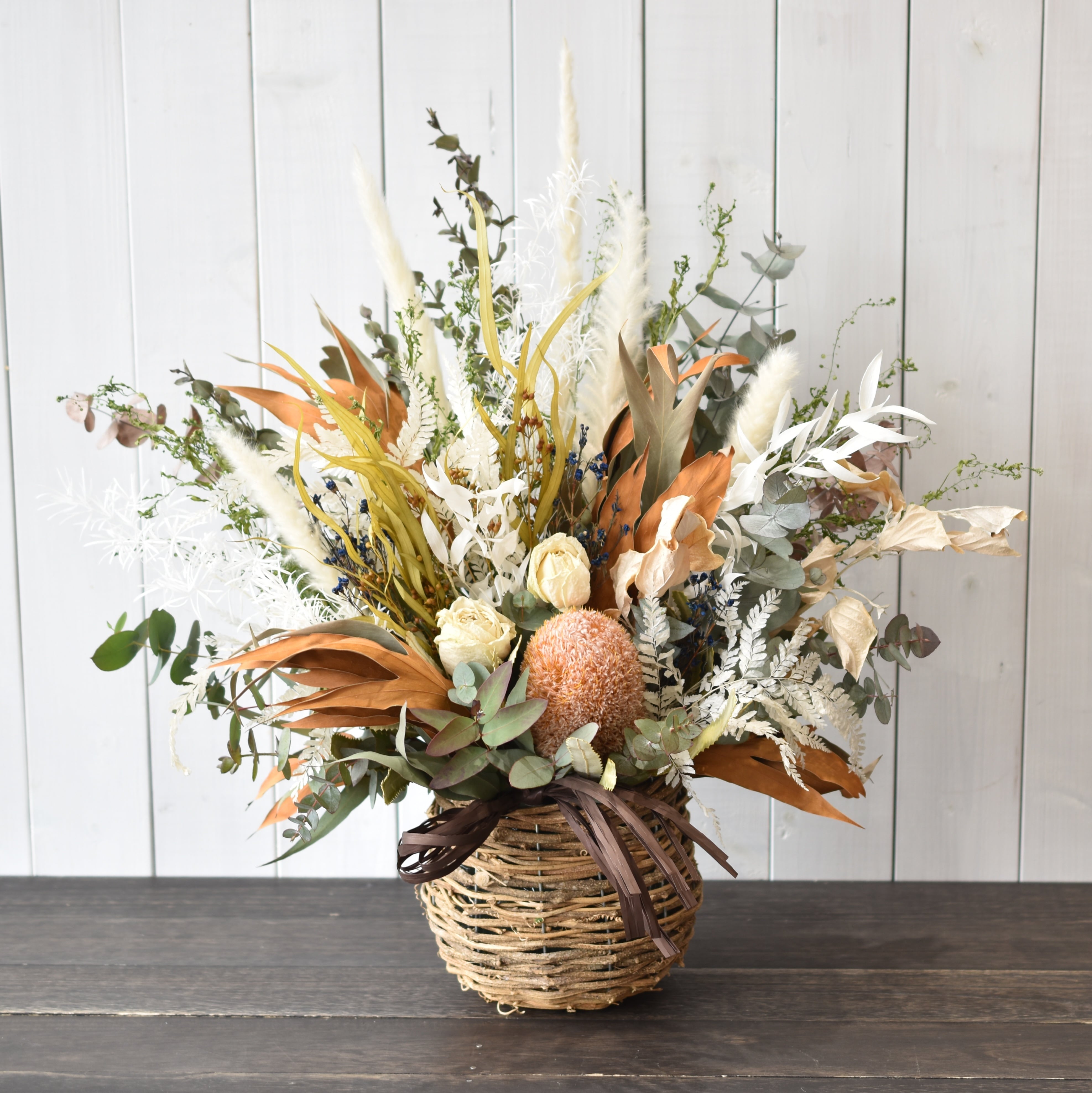 ドライリーフたっぷりのバスケットアレンジ」 | フラワーブティック