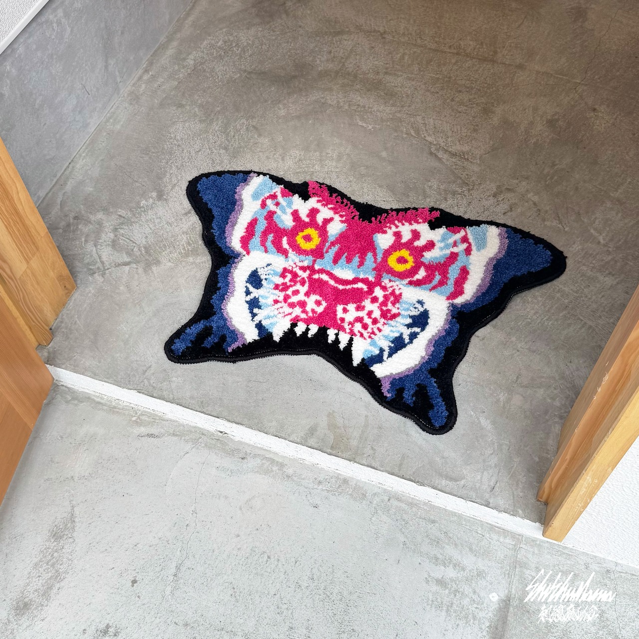 蛾虎ふわふわラグマット