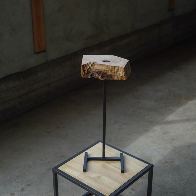 一枚板のミニサイドテーブル No.8 樹種：トチ