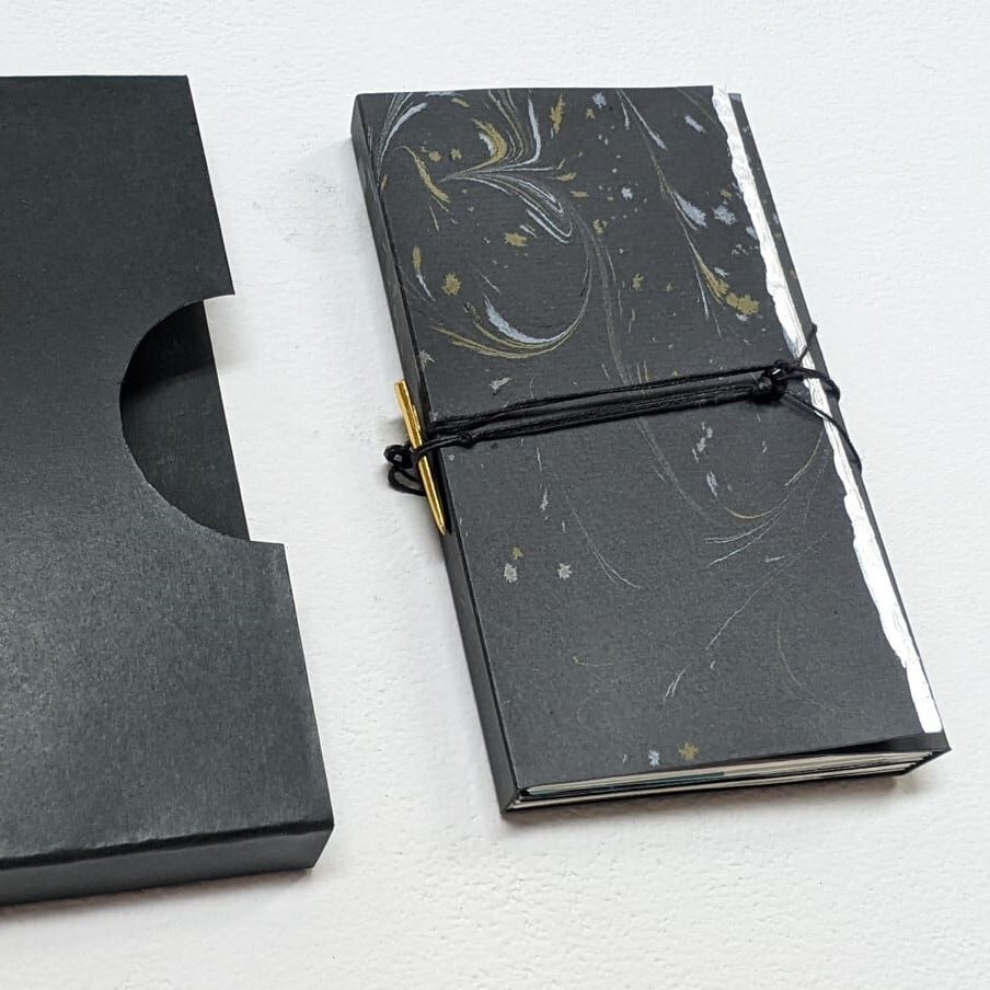 山口茉莉「アーティストブック(Silver)」