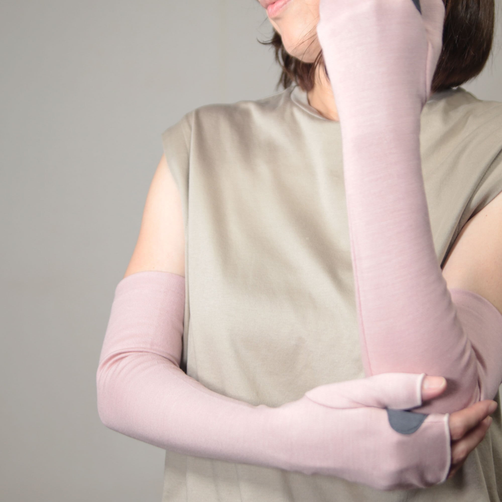 【シルクウール・アームカバー・ミテーヌセミロング】 ピンク/上質で高級感のある天然繊維・シルクウールを使用したUVケア・アームカバー