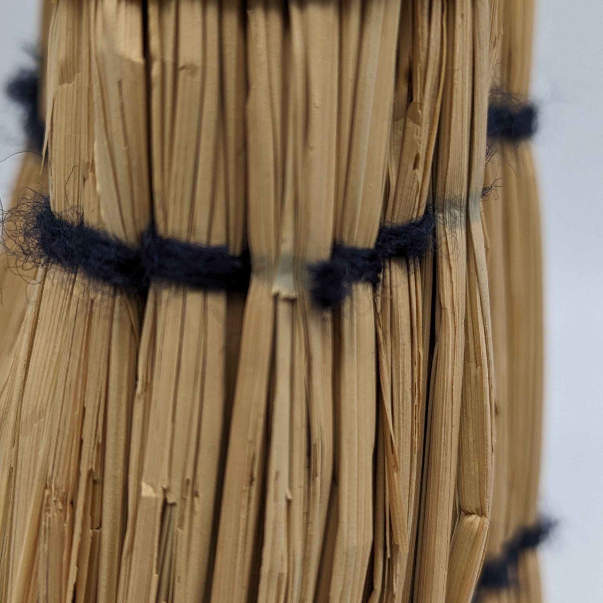 藁靴・わらぐつ・藁沓・雪靴・古民具・インテリア・黒紐・No.240218-03