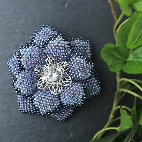青いビーズで編んだ花のブローチ