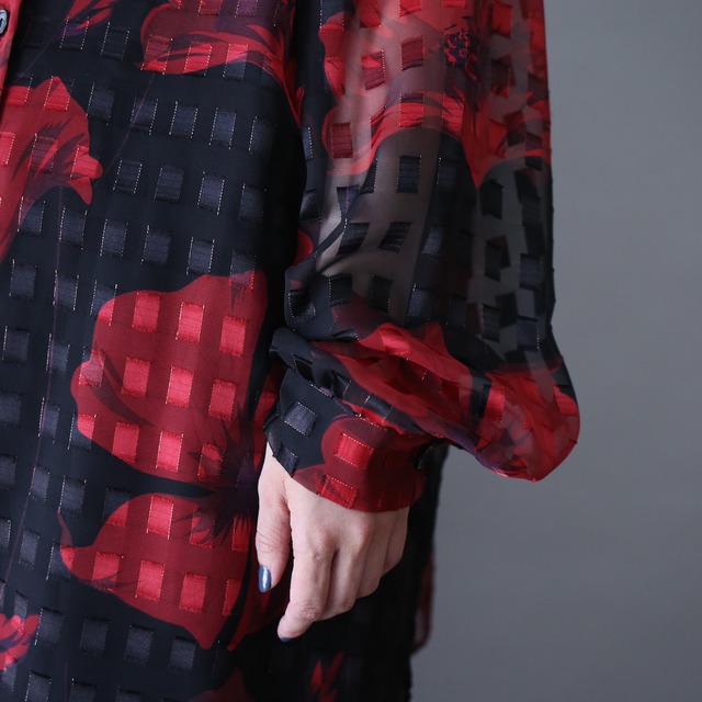 "black×red" block and beautiful flower motif pattern over silhouette see-through shirt