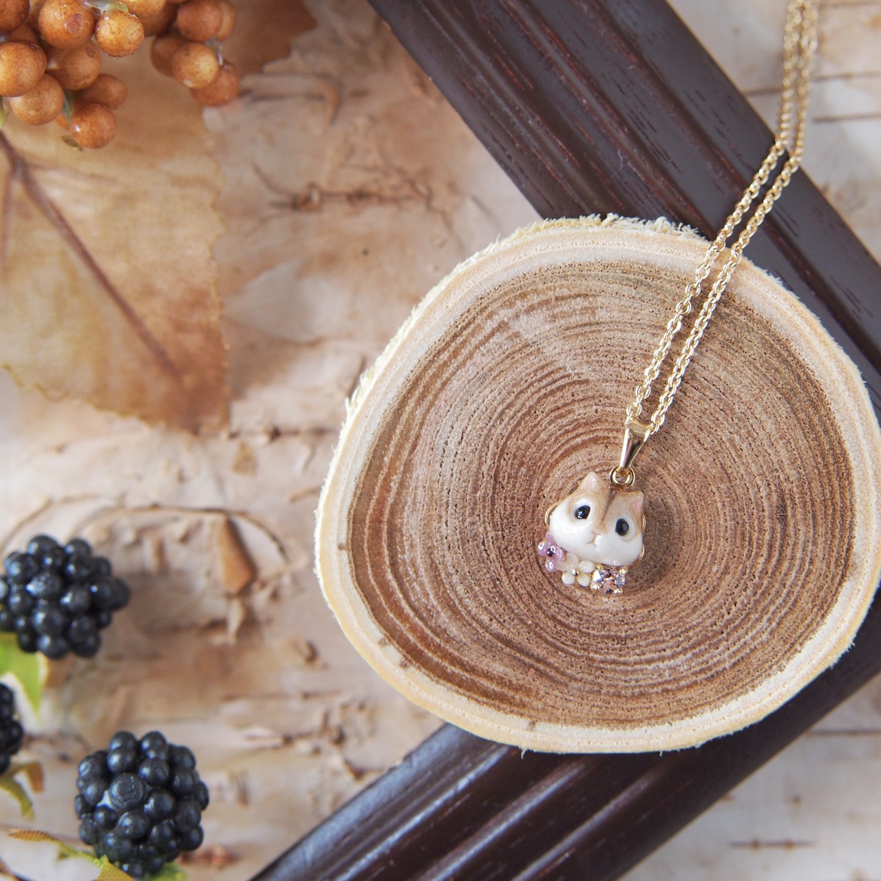 リスとお花ネックレス