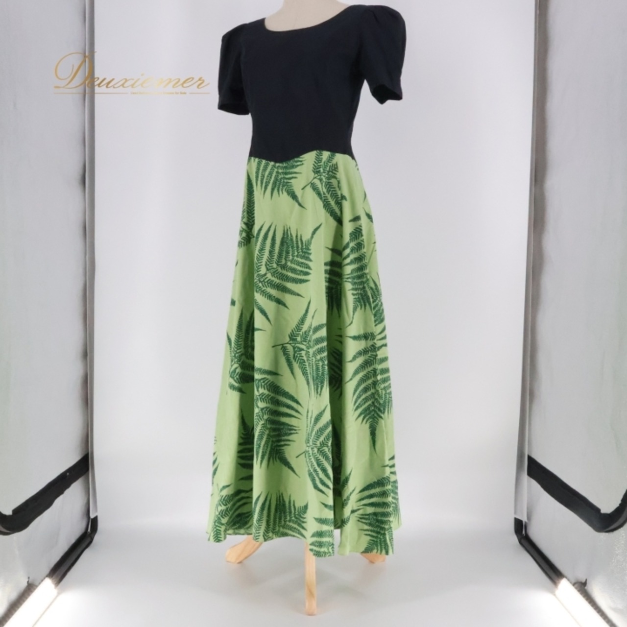 フラダンス 衣装 ワンピース ドレス メネフネプランテーション ブラック系 グリーン系 MENEHUNE PLANTETION 日本製 パフスリーブ シンプル かわいい 華やか 鮮やか 黒 緑 ハワイアン アロハ ハワイアンプリント フラ ダンス レッスン