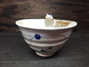 茶碗　ネコ唐草水玉(青)