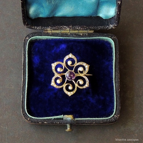 英国アンティークジュエリー 15ctゴールド 天然アメシスト 真珠 フラワーブローチ （ソーティングメモ付）