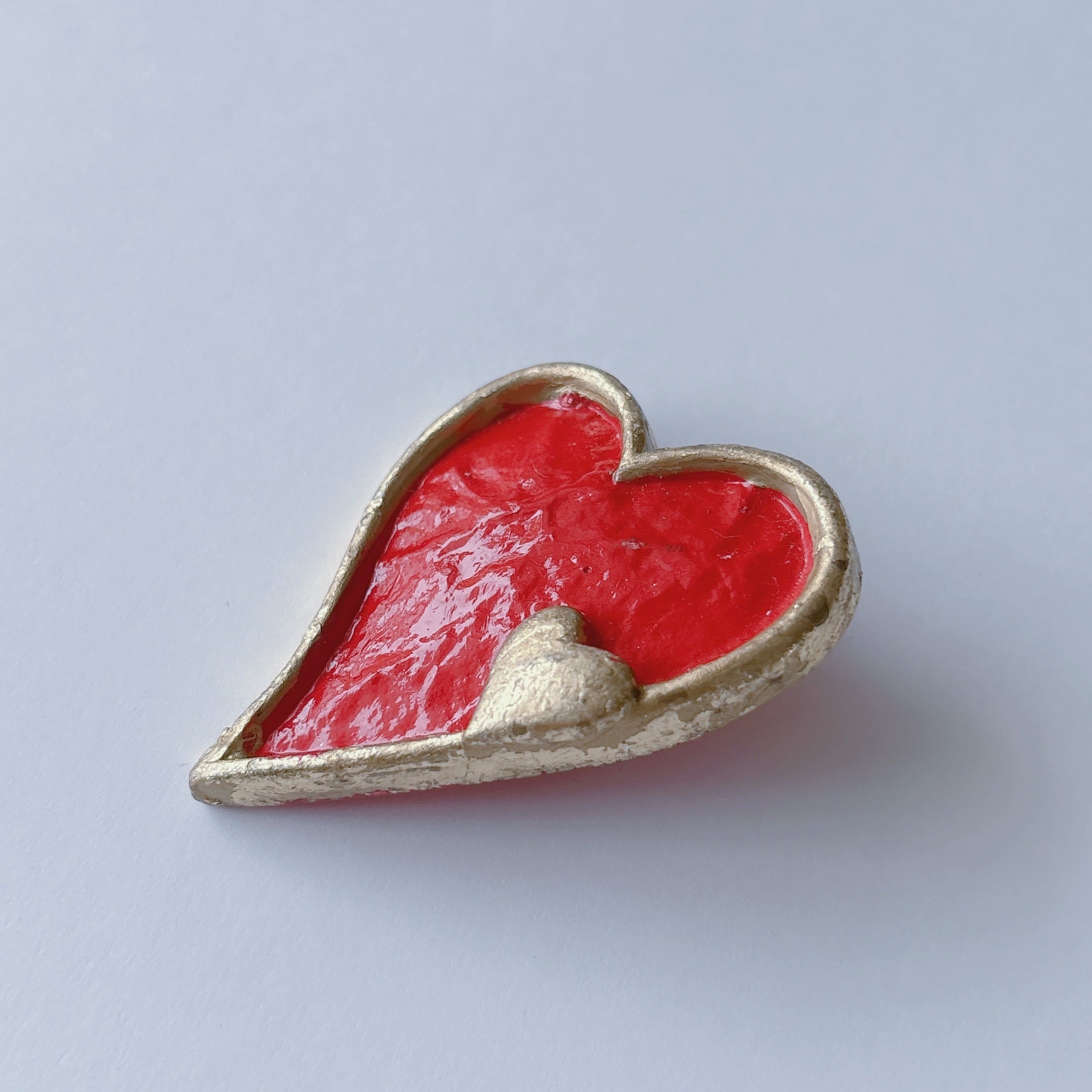 Vintage 80s gold tone red wood double heart brooch pin