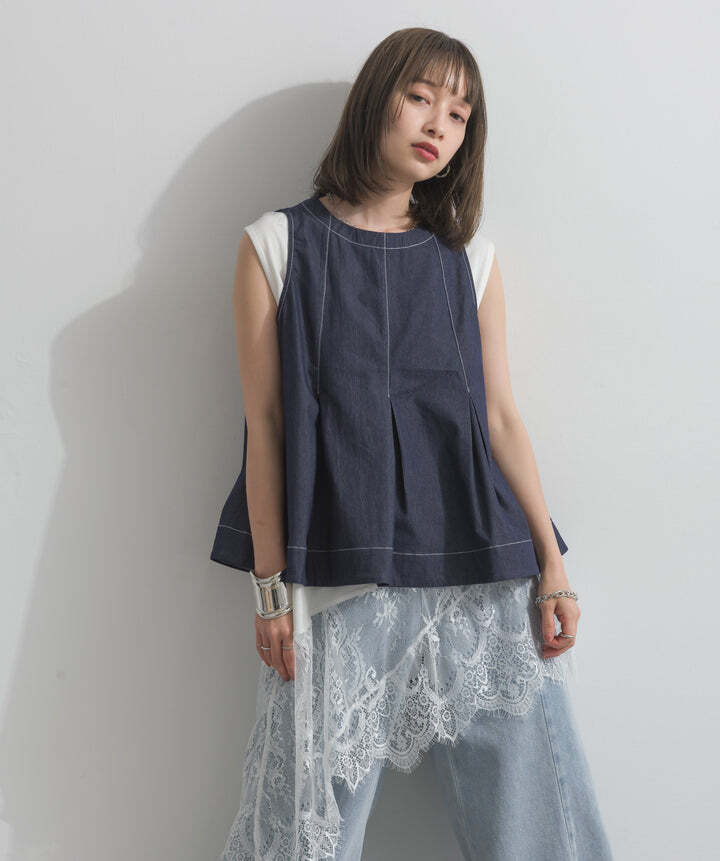 2603020 フロントタックフレアノースリーブトップス indigo | エルキカク
