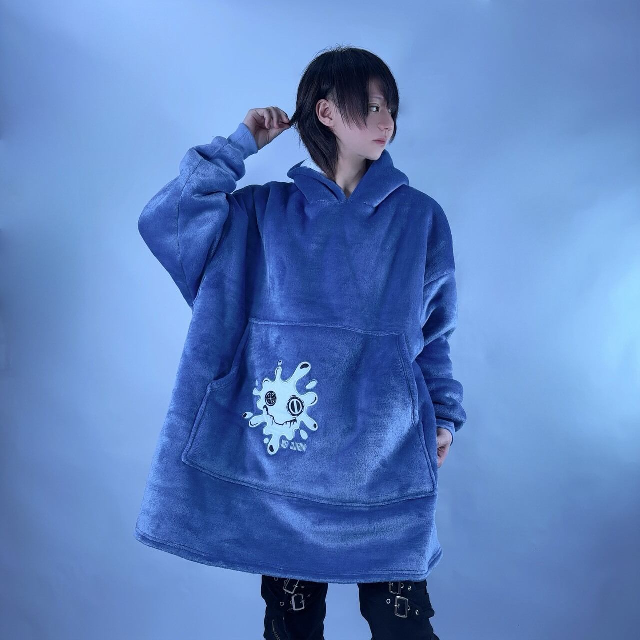 NieR 着る毛布もこもこFACE UNISEX HOODIE【BLUE】 着る毛布もこもこFACE UNISEX HOODIE【BLUE】 | NIER CLOTHING