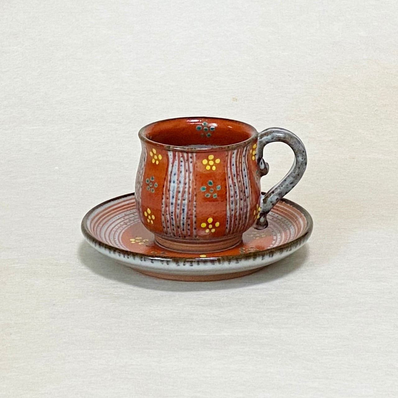 <赫三郎窯>赤絵 ト草梅鉢紋 丸型コーヒー碗皿①