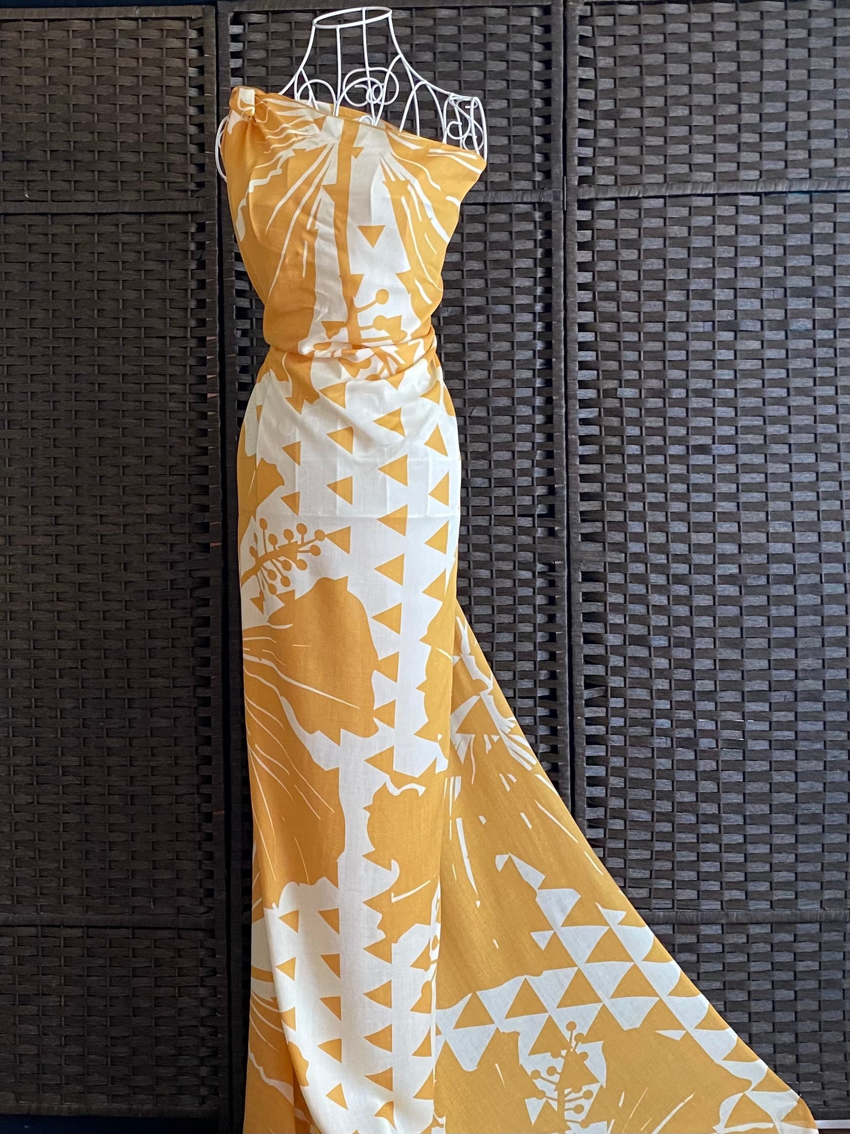 パレオ 【HIBISCUS TRIANGLE-WINTER WHITE-AMBER】ハワイ直輸入 パレオ